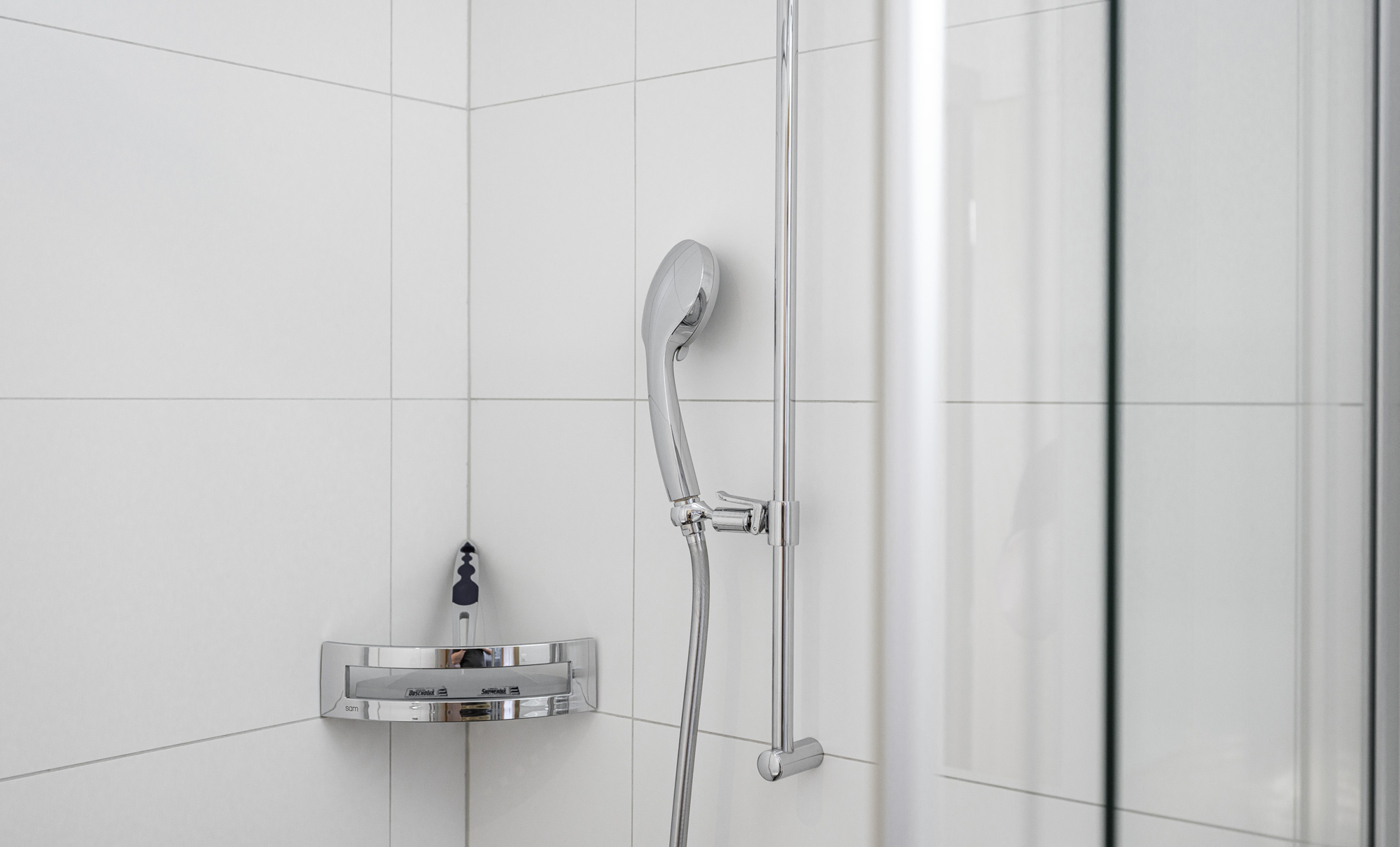 Moderne Dusche mit weißen Fliesen