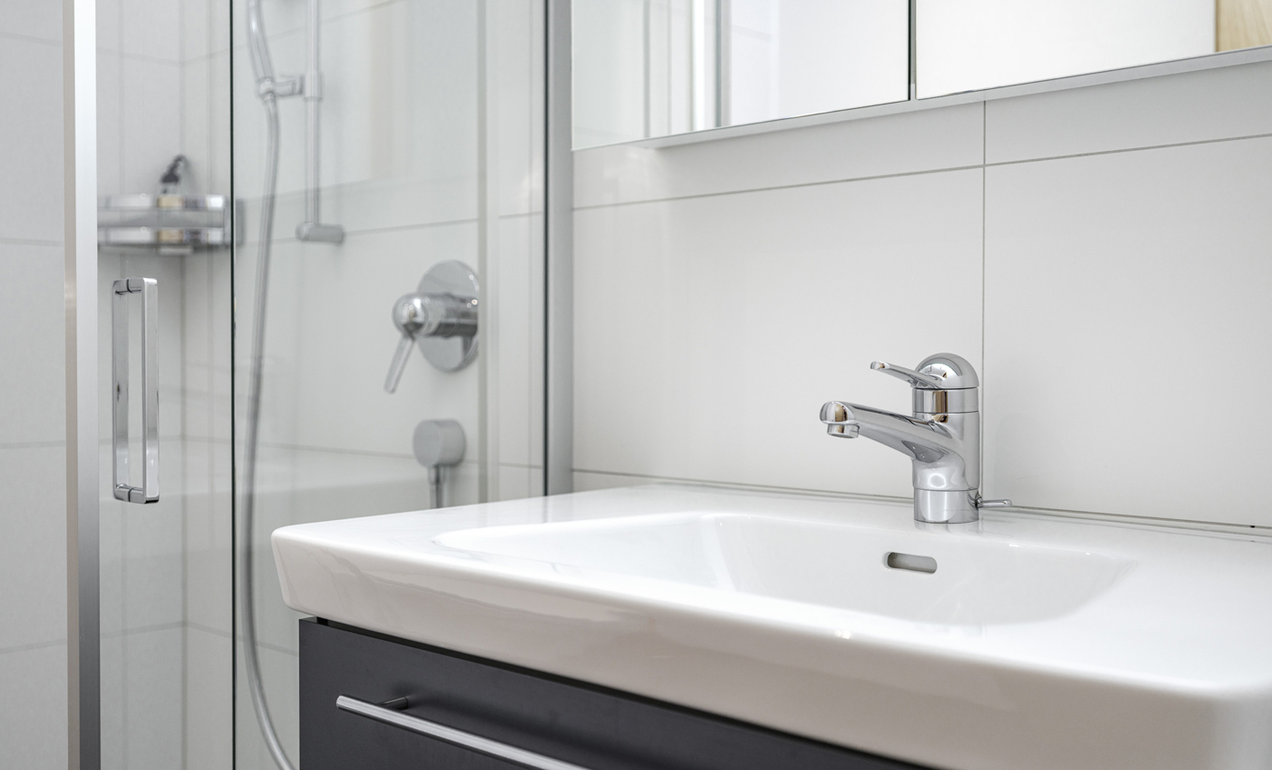 Modernes Badezimmer mit Dusche und Waschtisch