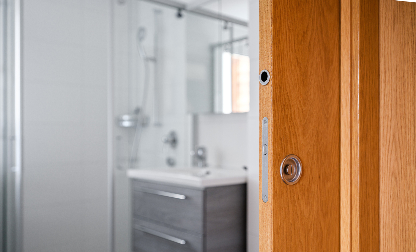 Badezimmer mit Holzschiebetür