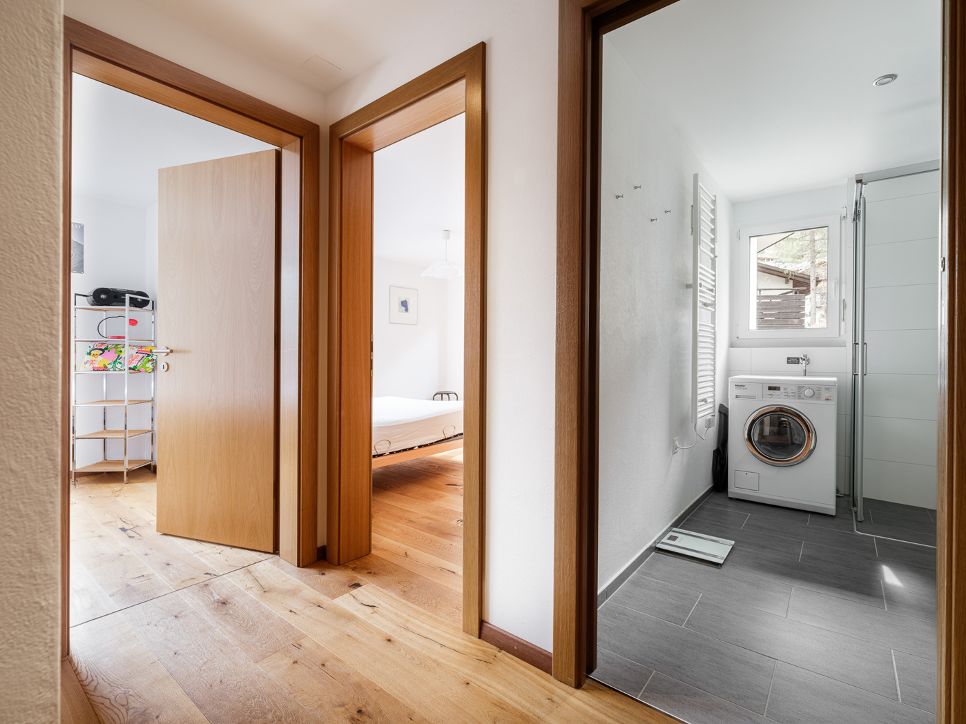 Heller Flur mit Blick in Schlafzimmer und Bad