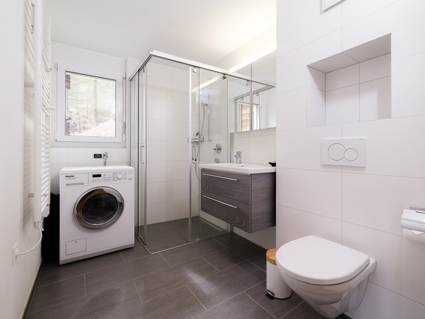 Modernes Badezimmer mit Waschkombination und WC