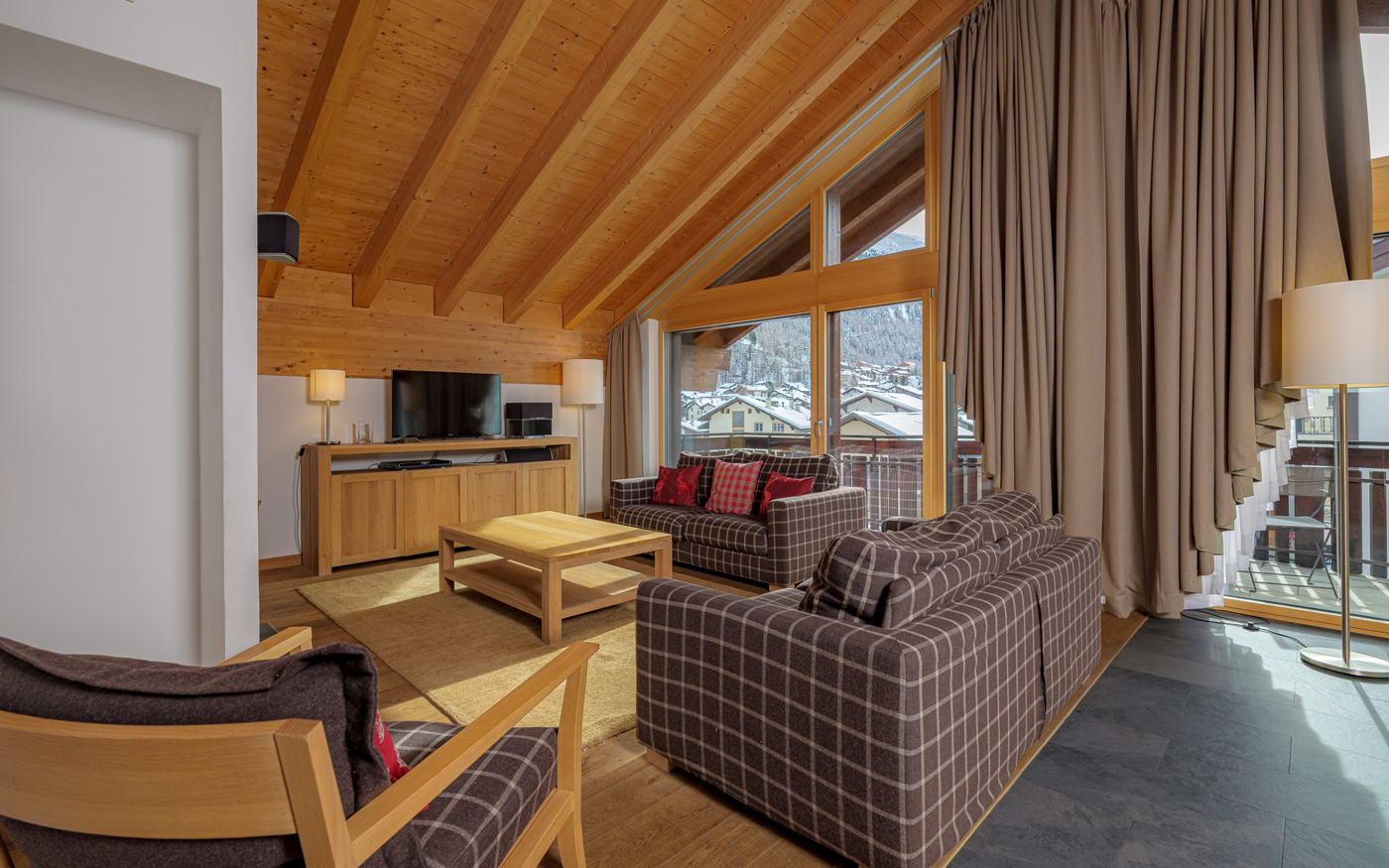 Gemütliches Alpen-Wohnzimmer mit Holzdecke