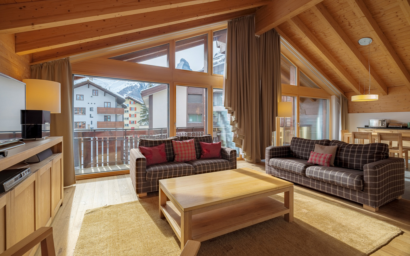Gemütliches Wohnzimmer mit Bergblick
