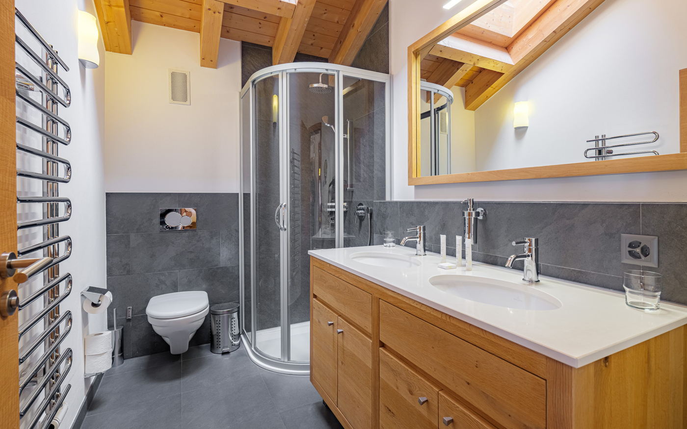 Modernes Badezimmer mit Holzwaschtisch und Glasdusche