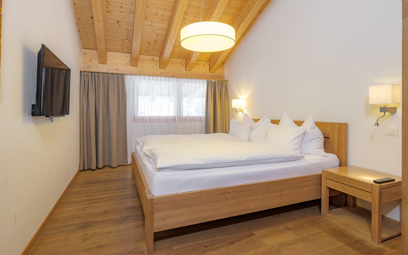 Helles Schlafzimmer mit Holzakzenten