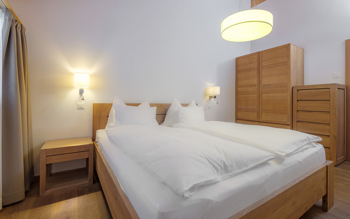 Modernes Schlafzimmer mit Doppelbett und Holzmöbeln