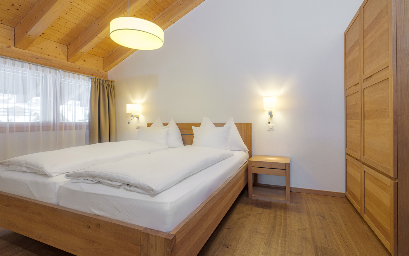 Helles Schlafzimmer mit Holzakzenten