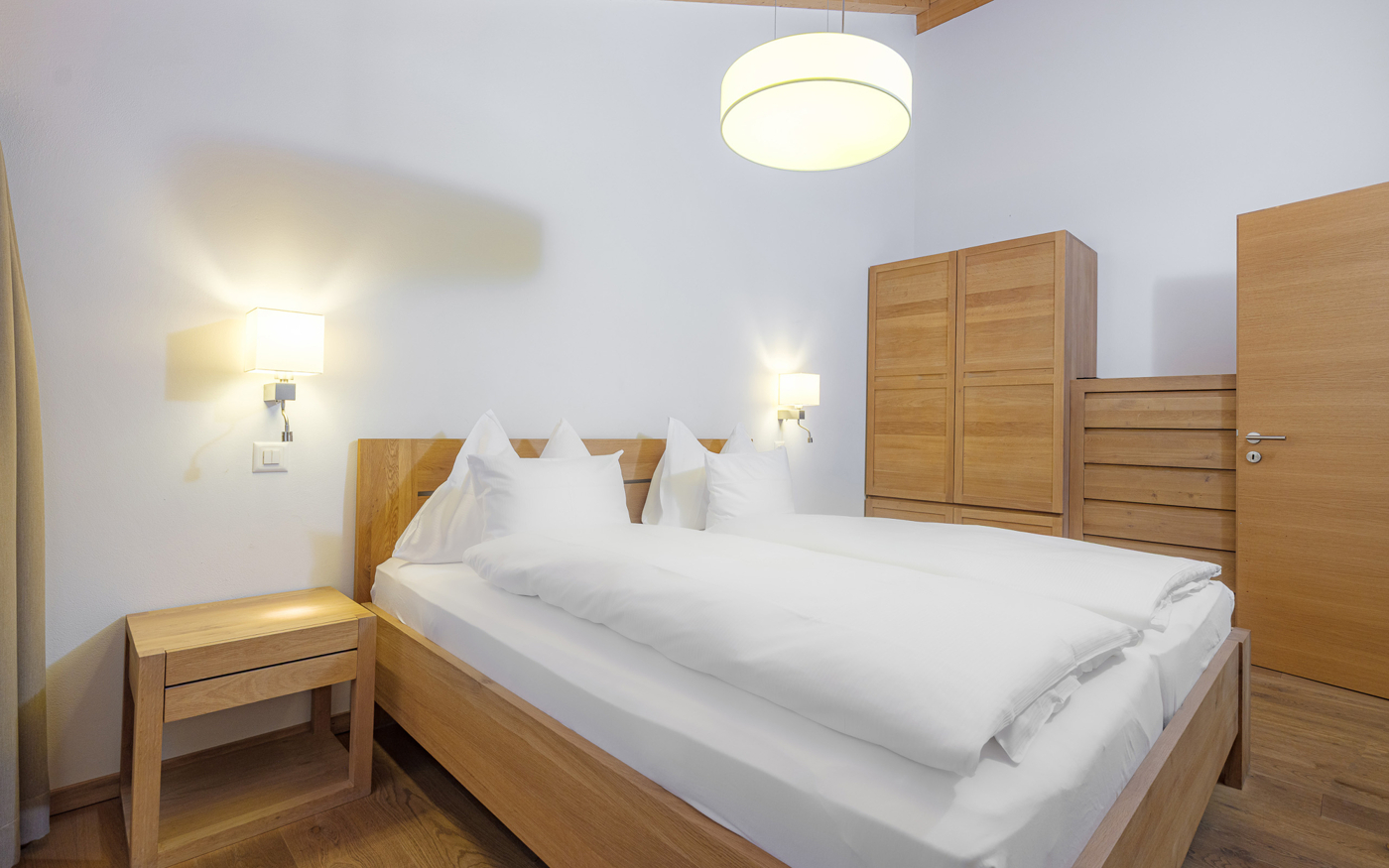 Helles Schlafzimmer mit Holzmöbeln