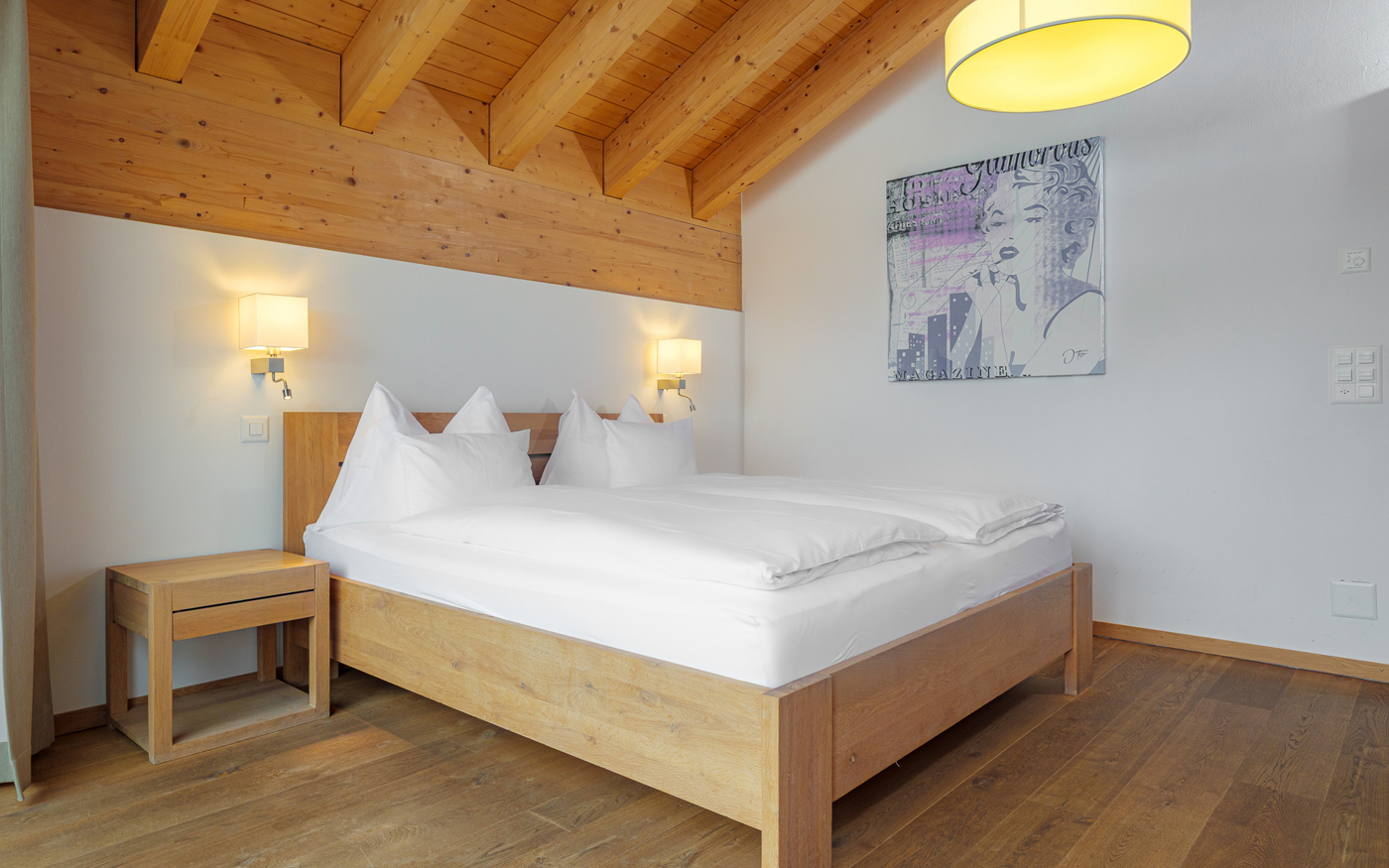 Gemütliches Schlafzimmer mit Holzdecke