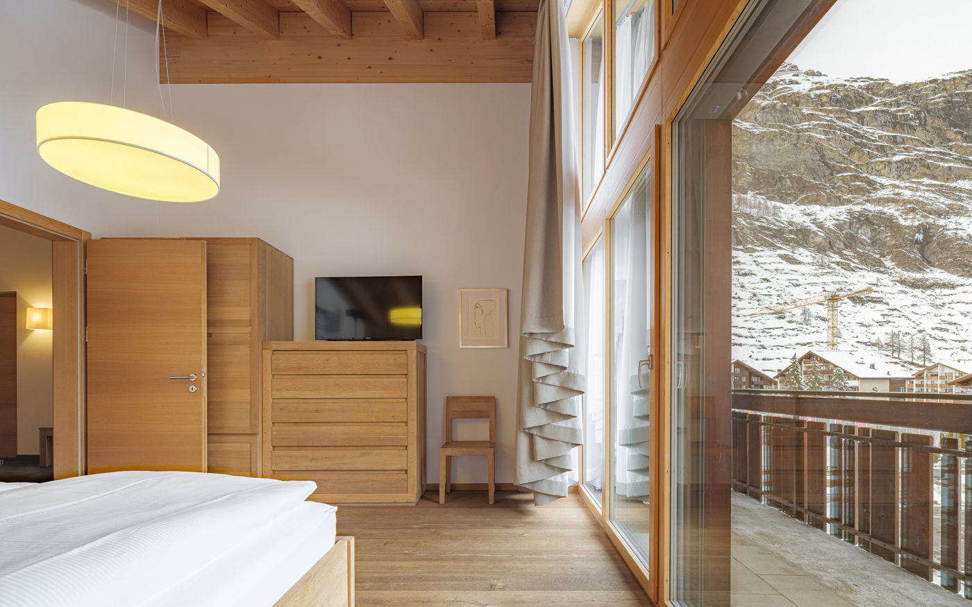 Schlafzimmer mit Balkon und Bergblick
