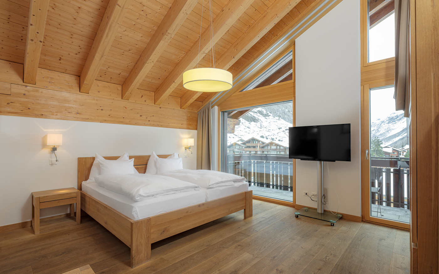 Alpines Schlafzimmer mit Bergblick