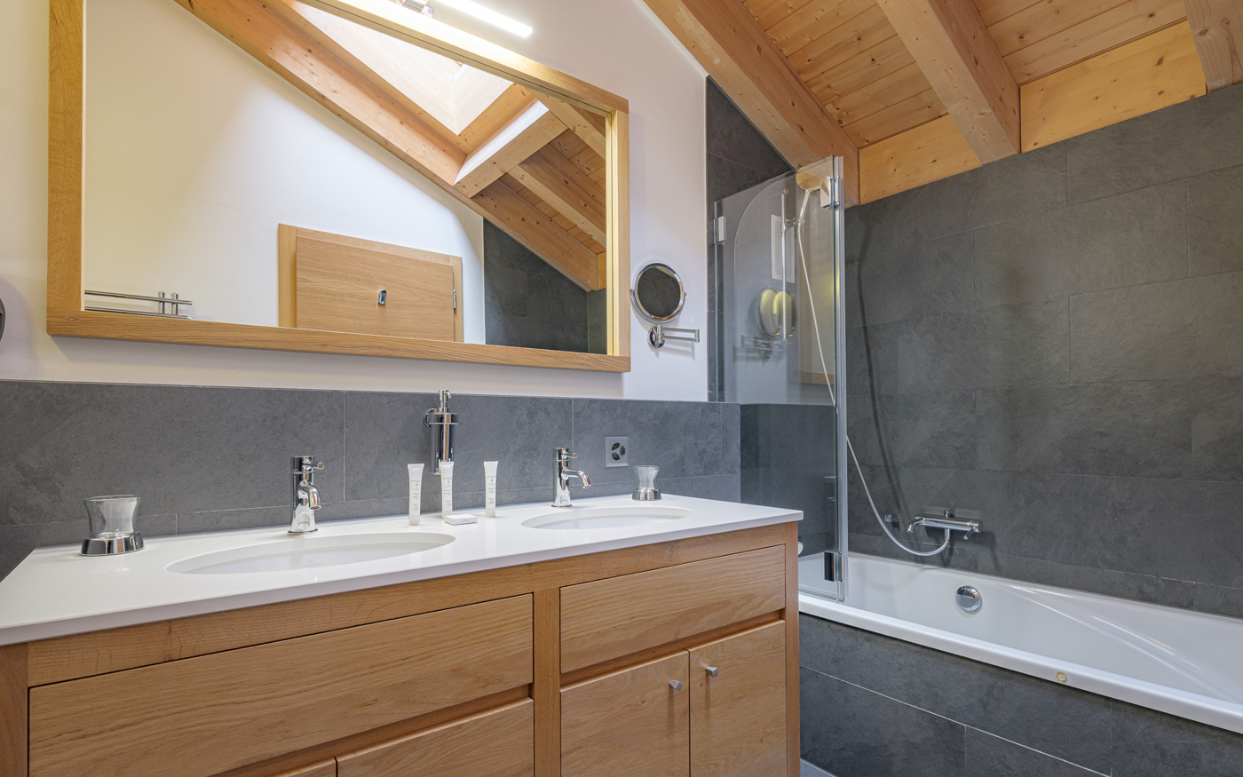 Modernes Badezimmer mit Dachschräge