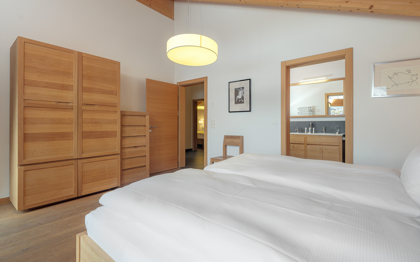 Helles Schlafzimmer mit Holzmöbeln