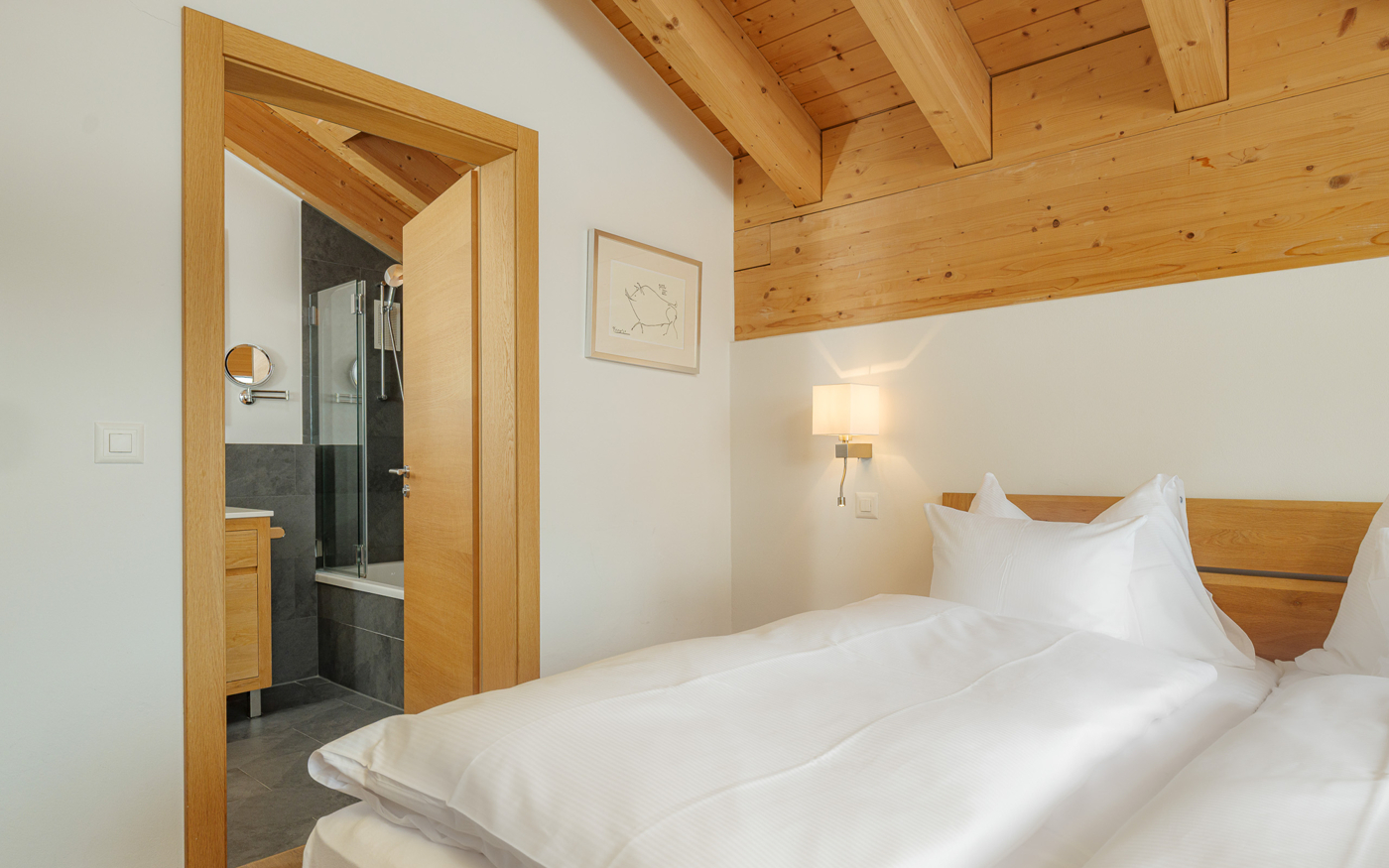 Schlafzimmer mit angrenzendem Bad