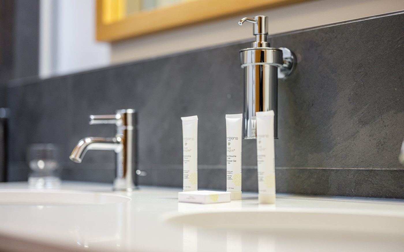 Modernes Badezimmer mit Doppelwaschtisch