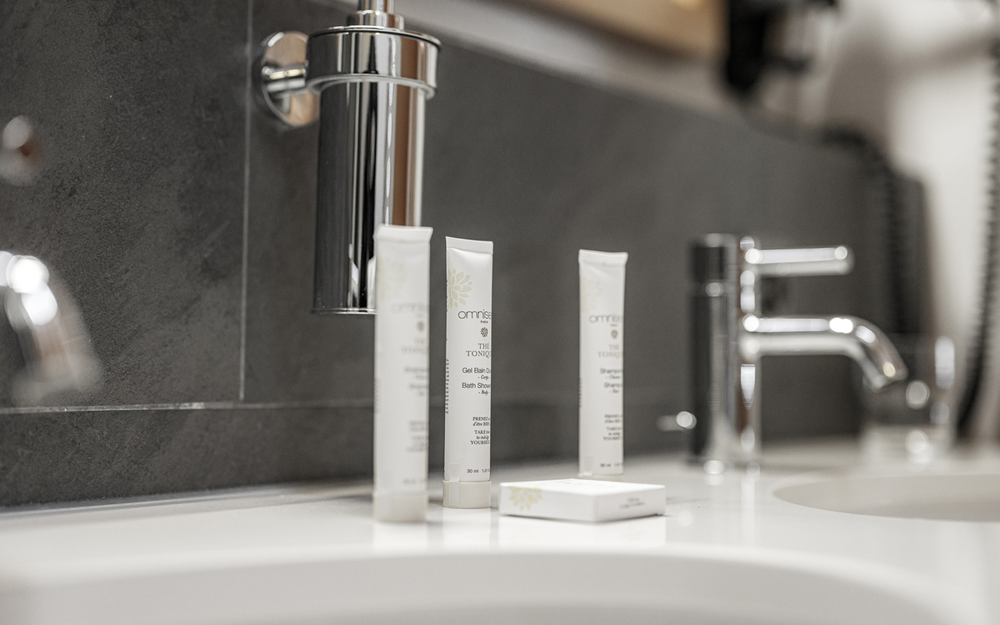 Modernes Badezimmerdetail mit Pflegeprodukten
