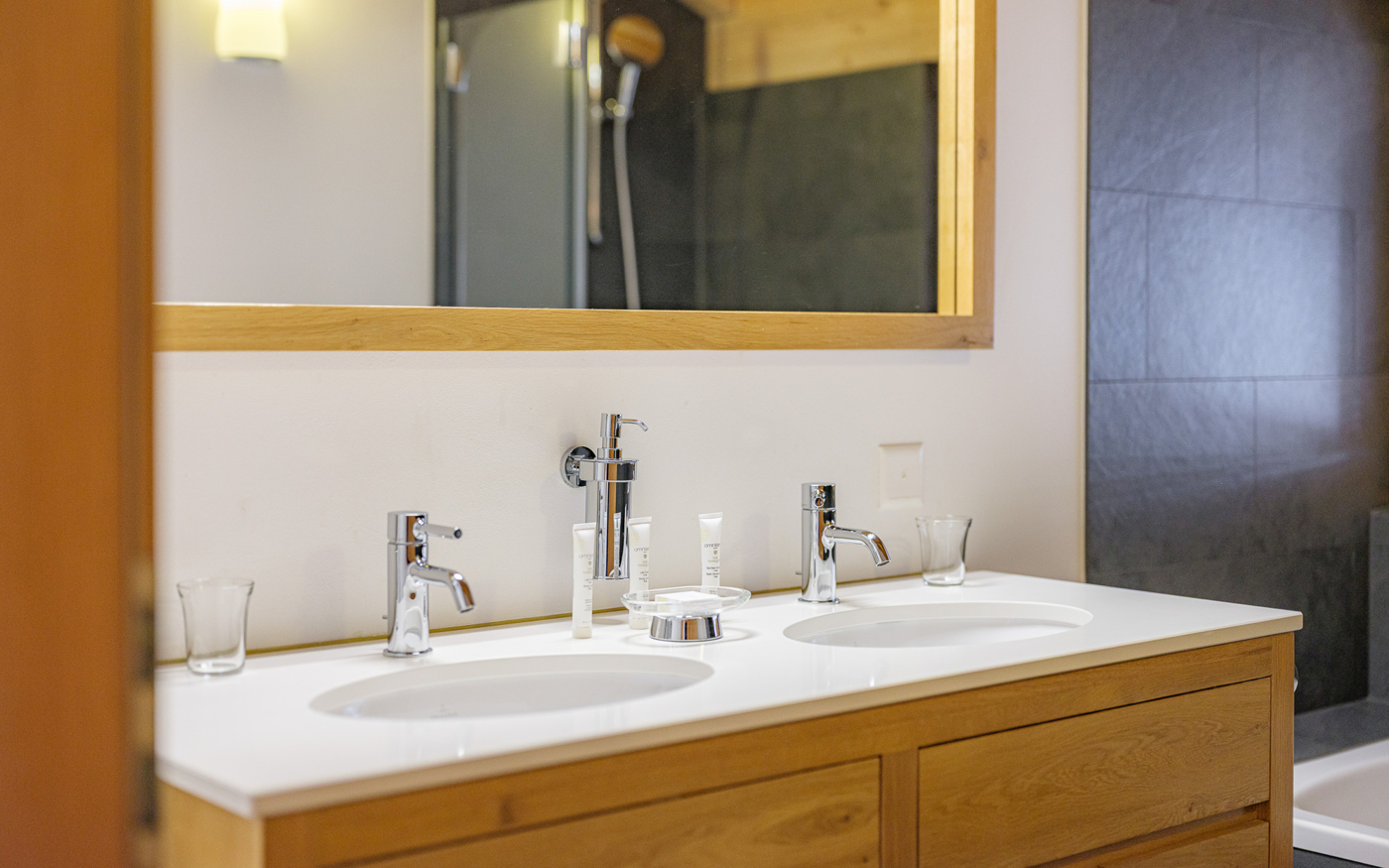Modernes Badezimmer mit Doppelwaschtisch