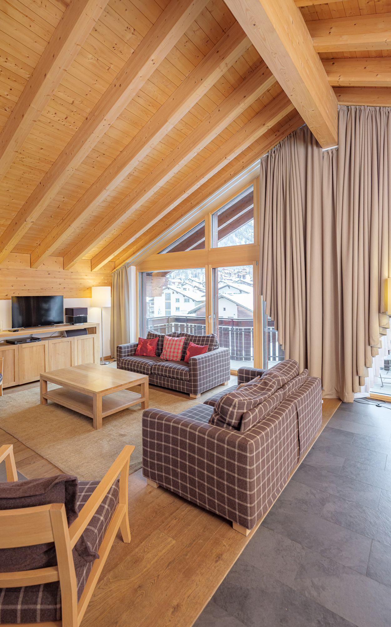 Gemütliches Chalet-Wohnzimmer mit Panoramafenster
