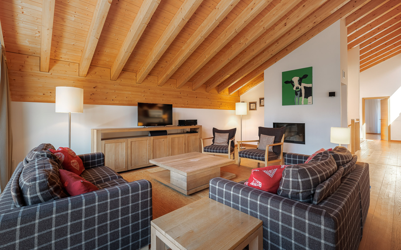 Gemütliches Wohnzimmer mit Holzbalkendecke
