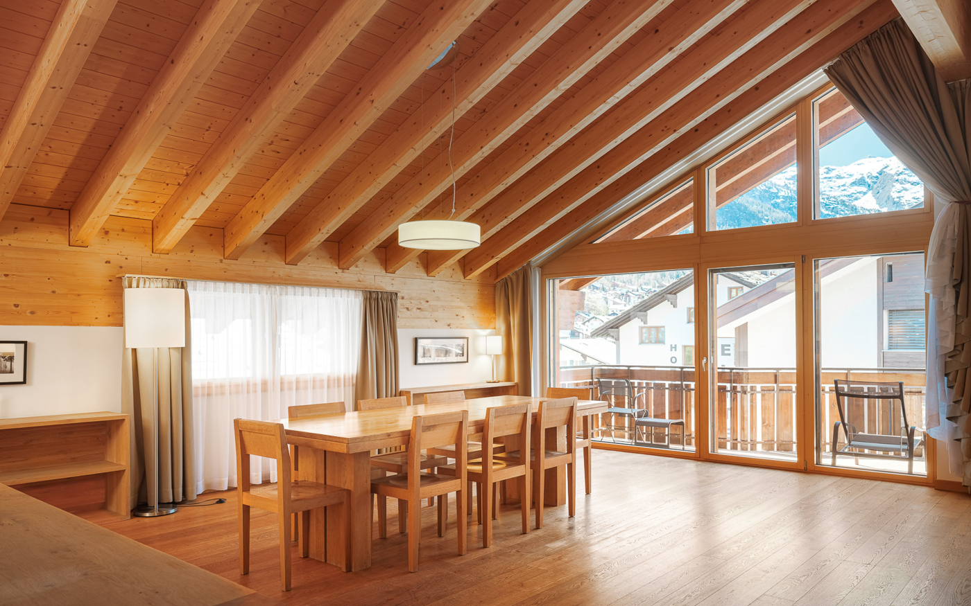 Heller Essbereich mit Holzdecke und Bergblick