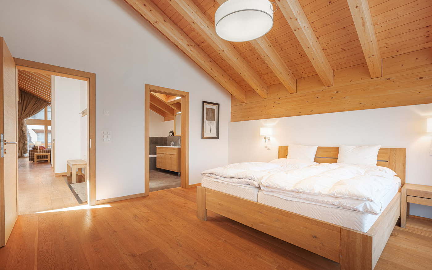 Helles Schlafzimmer mit Holzdecke