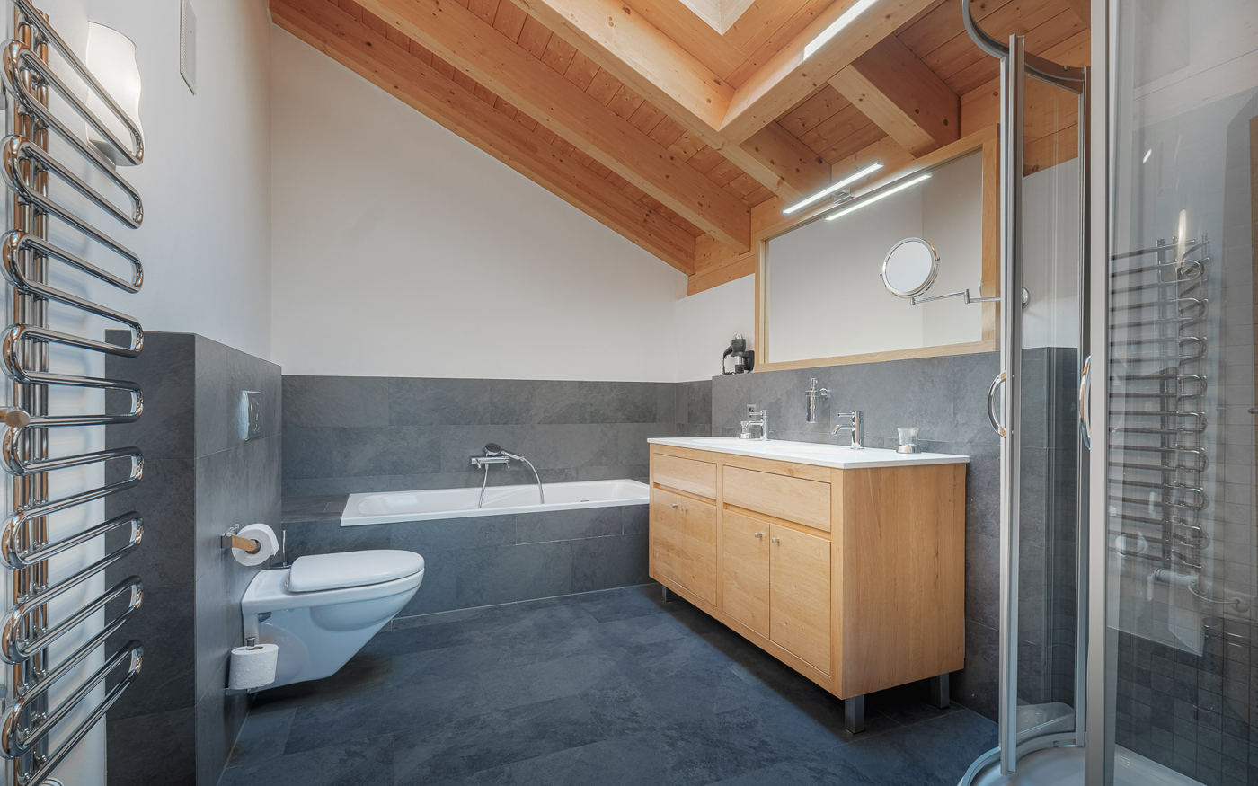 Modernes Badezimmer mit Holzdecke