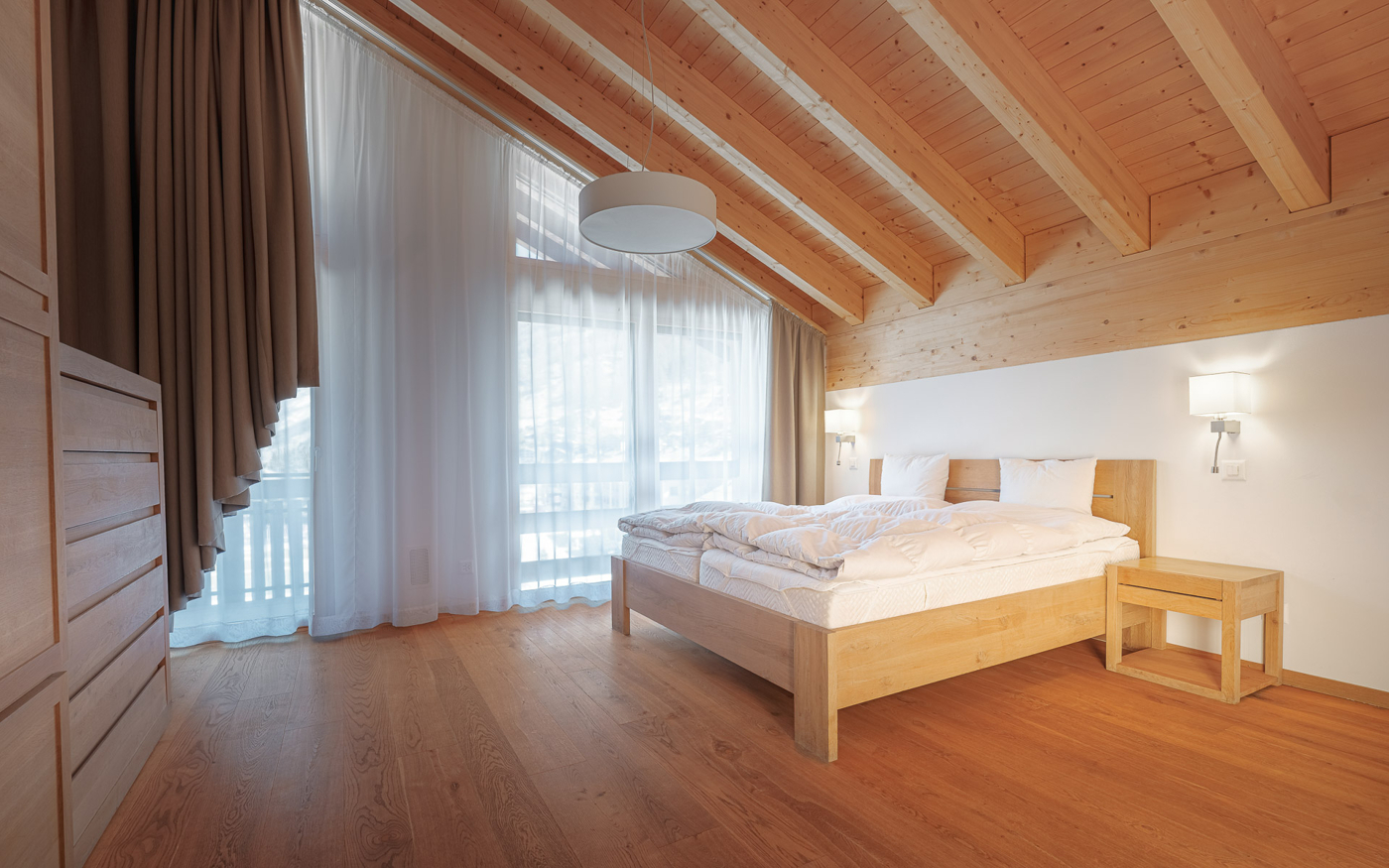 Helles Schlafzimmer mit Holzdecke