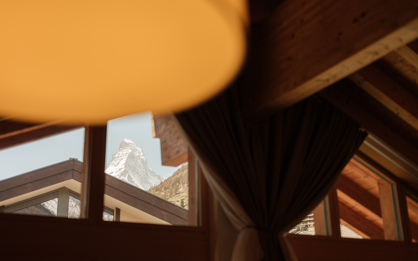 Bergblick aus einem Dachgeschossfenster