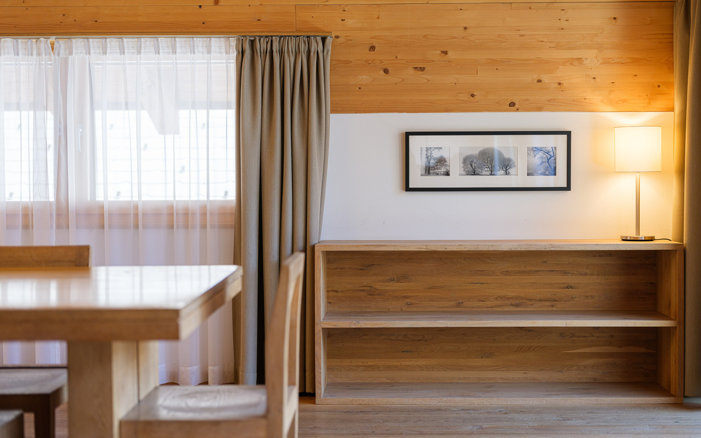 Gemütlicher Holzraum mit Fenster und Sideboard