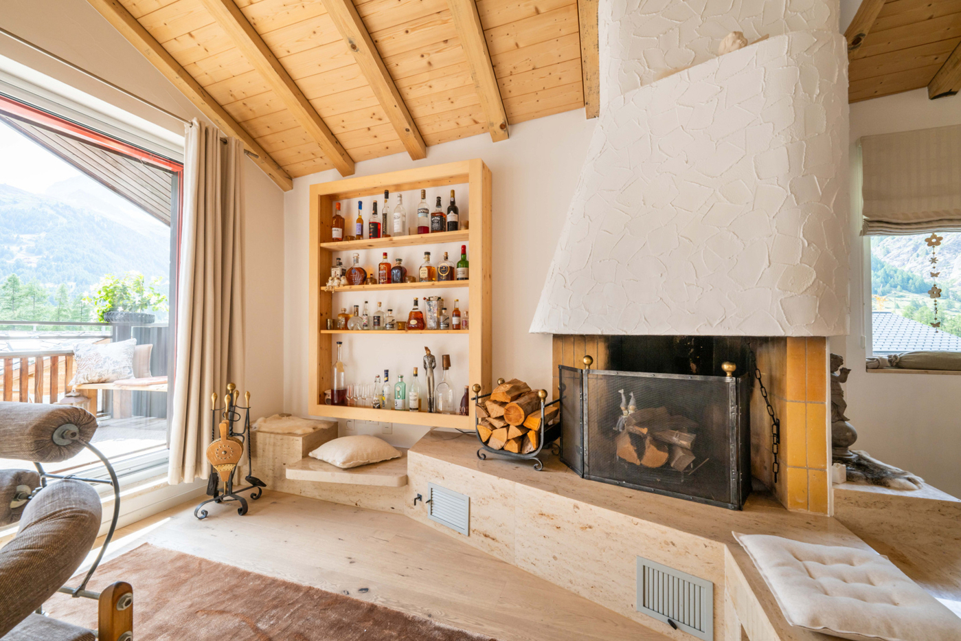 Gemütliches Wohnzimmer mit Kamin und Bergblick