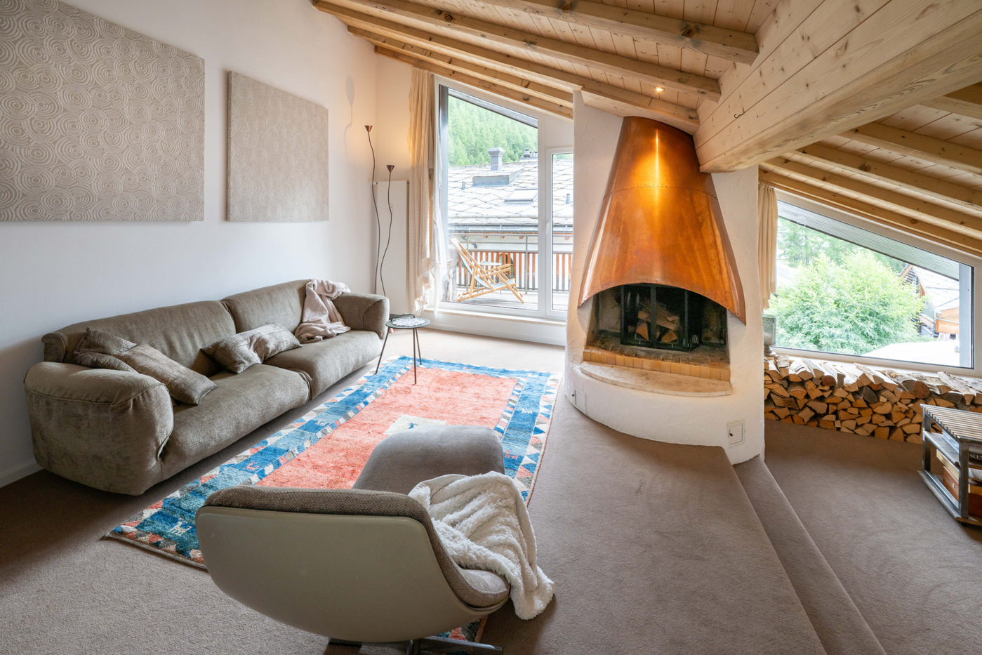 Gemütliches Dachgeschoss-Wohnzimmer mit Kamin