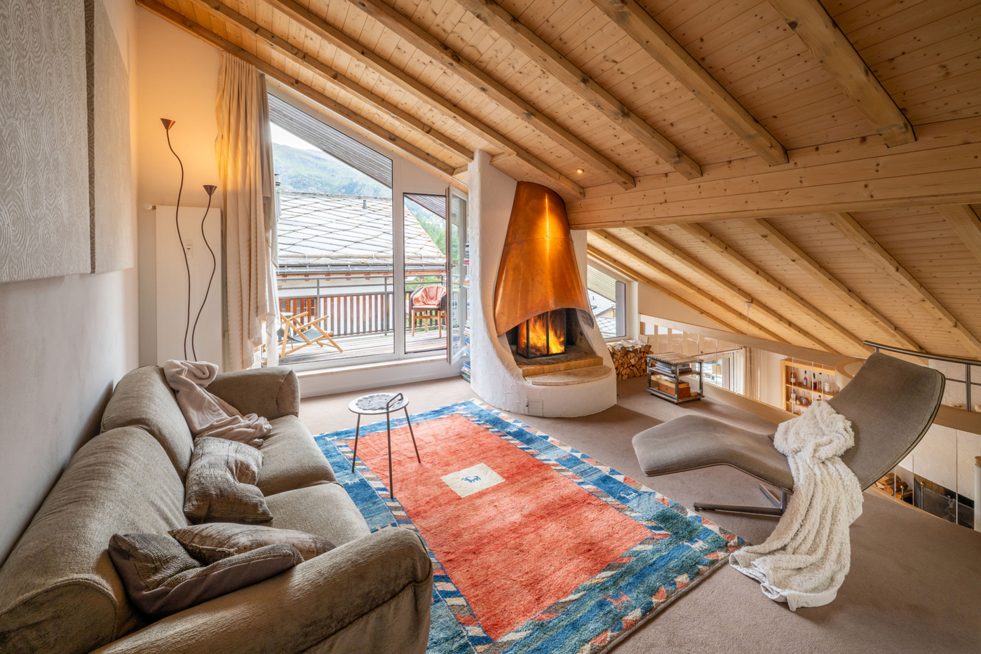 Gemütliches Dachgeschoss-Wohnzimmer mit Kamin