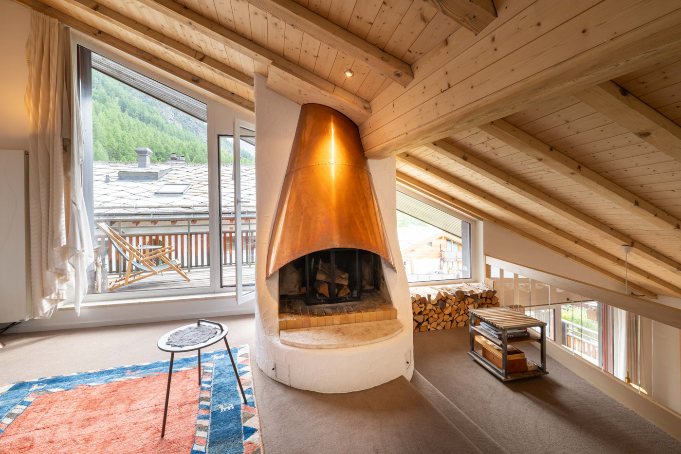 Dachgeschoss-Wohnraum mit Kamin