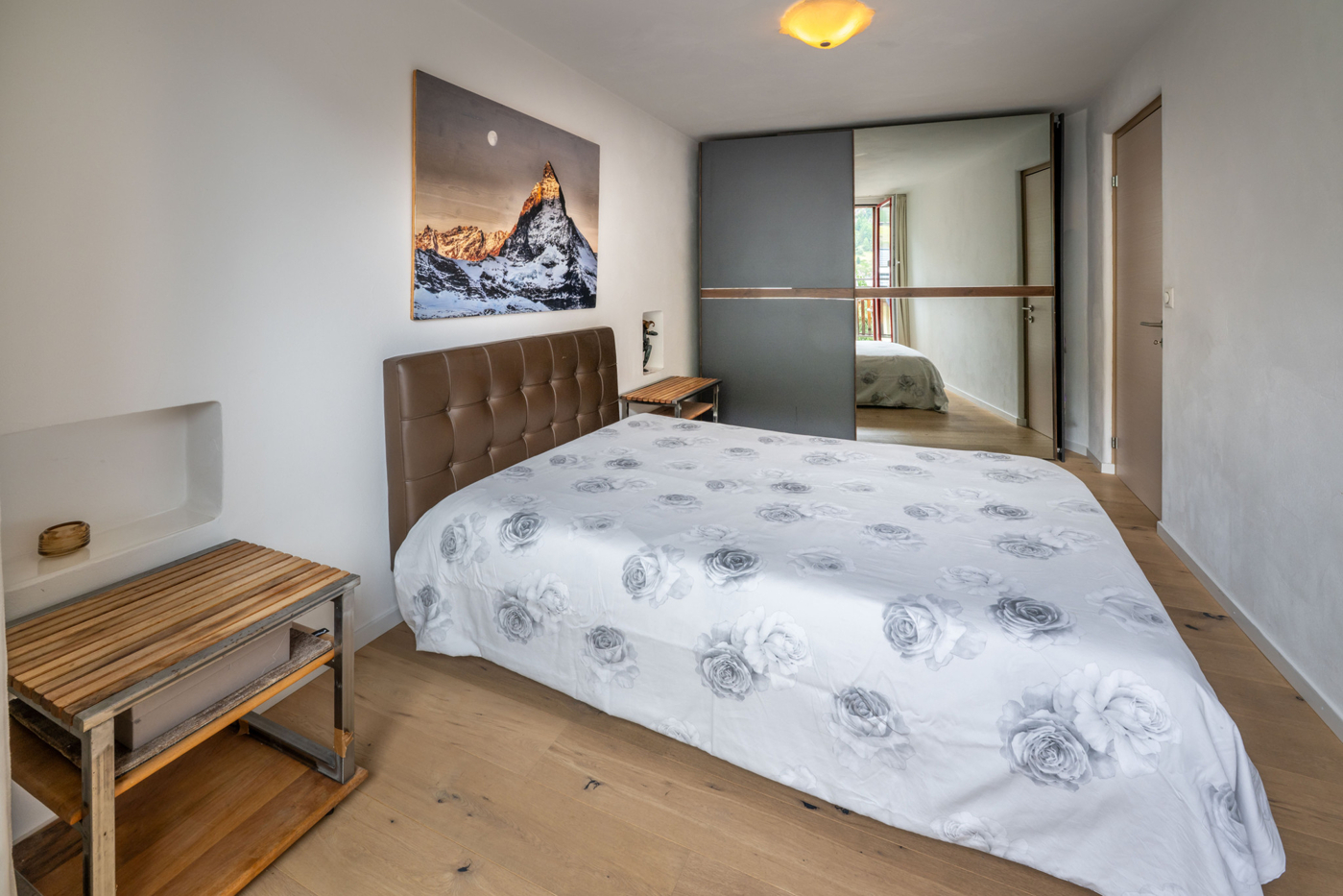 Schlafzimmer mit Schrankfront und Holzdetails