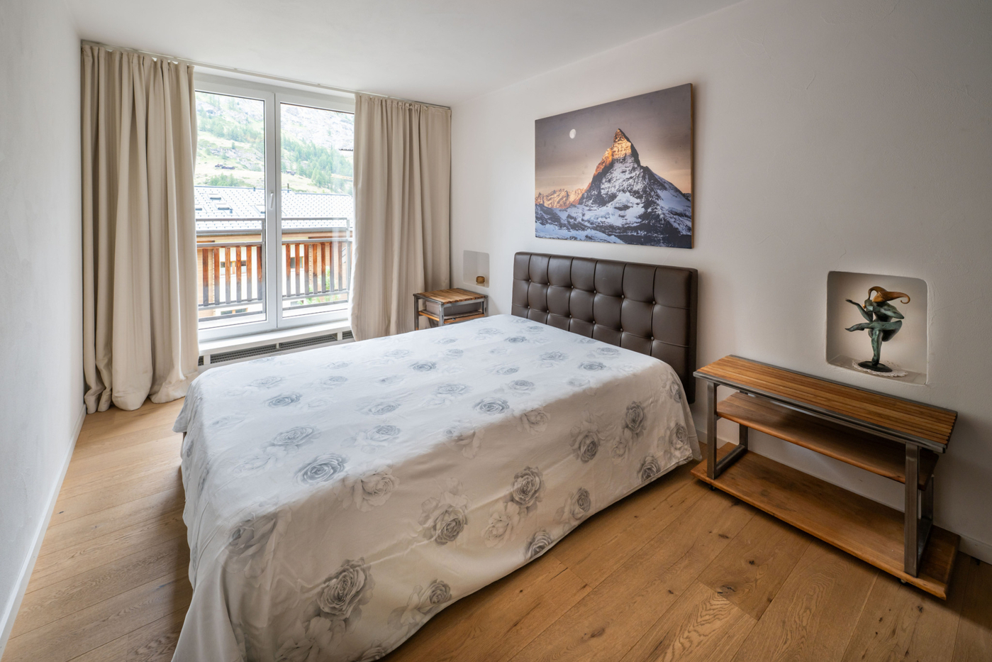 Schlichtes Schlafzimmer mit Bergblick