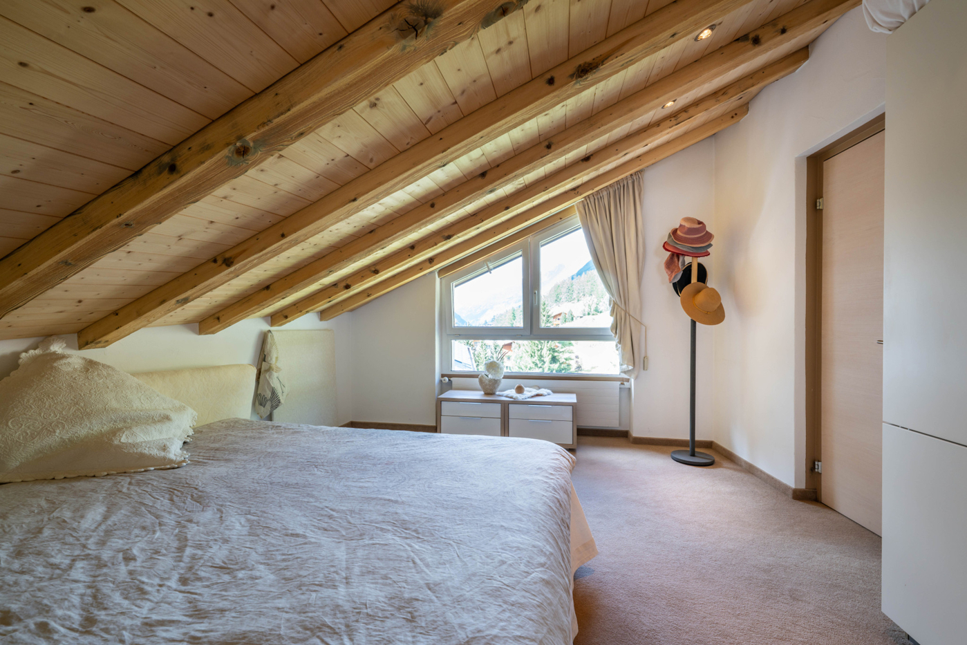Dachschlafzimmer mit Holzdecke