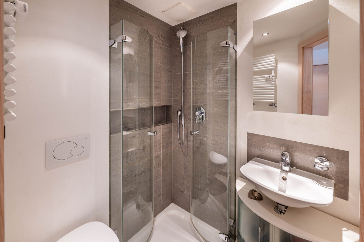 Modernes Duschbad mit Glasabtrennung