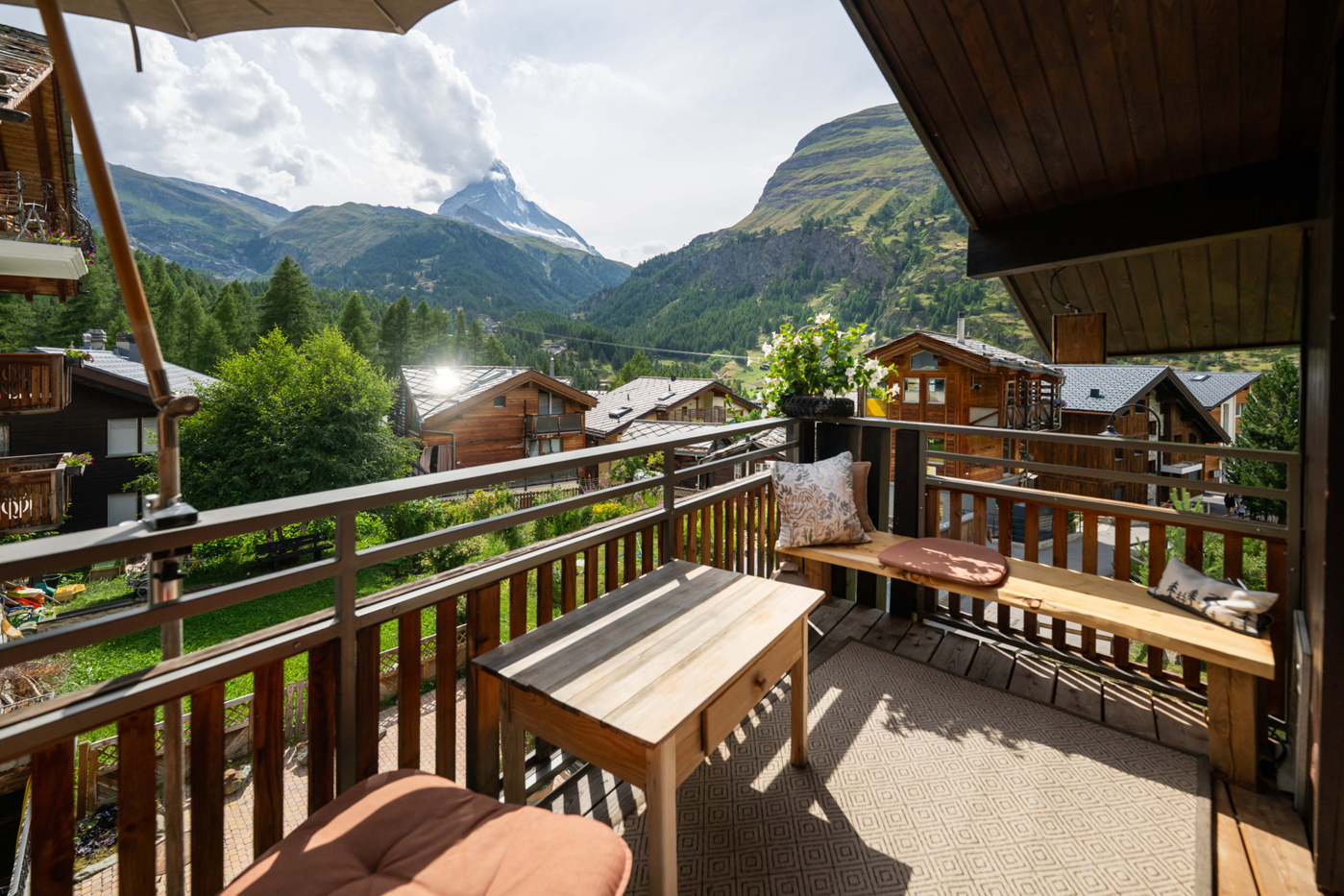 Balkon mit Bergpanorama
