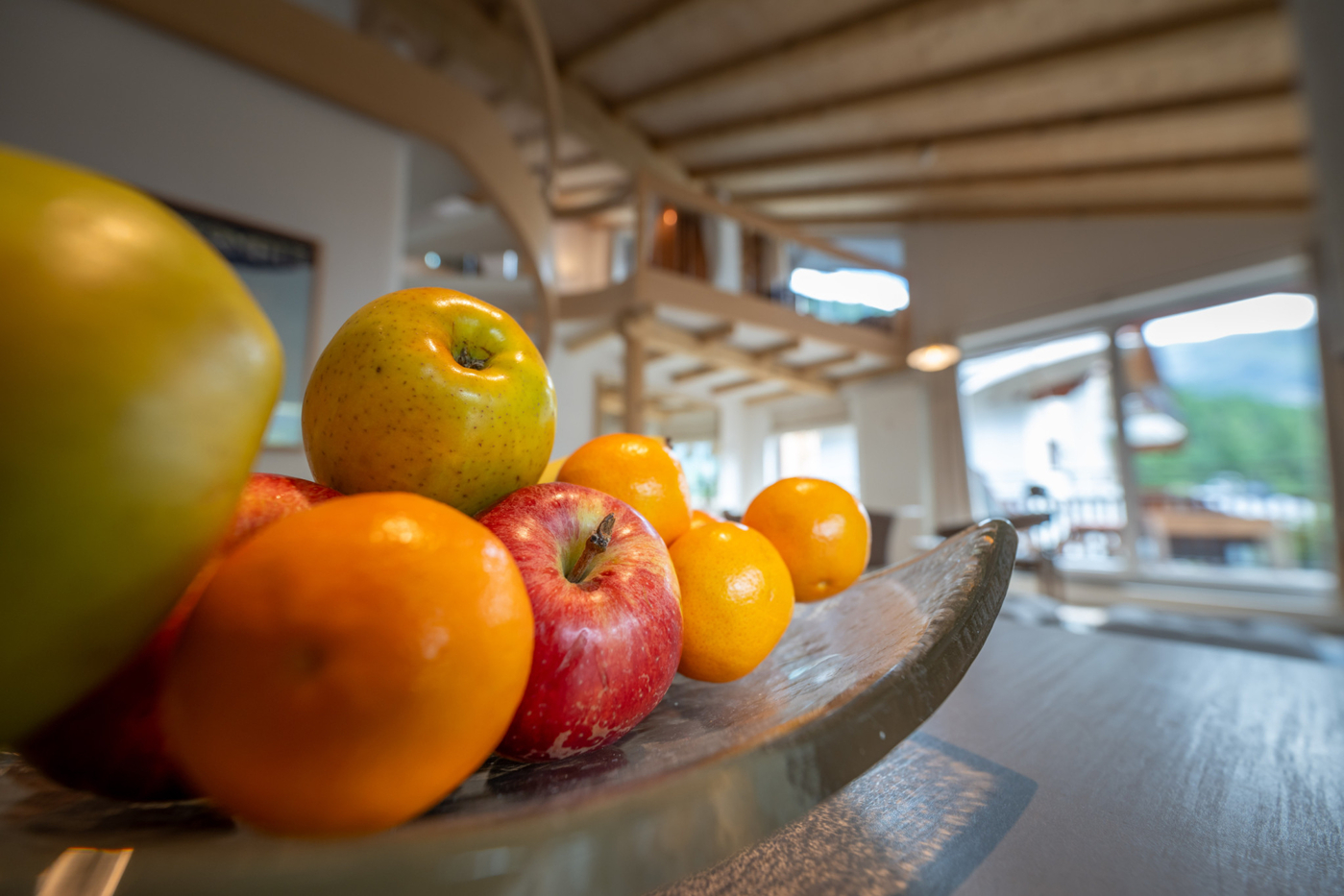 Offener Wohnbereich mit Obstschale im Vordergrund