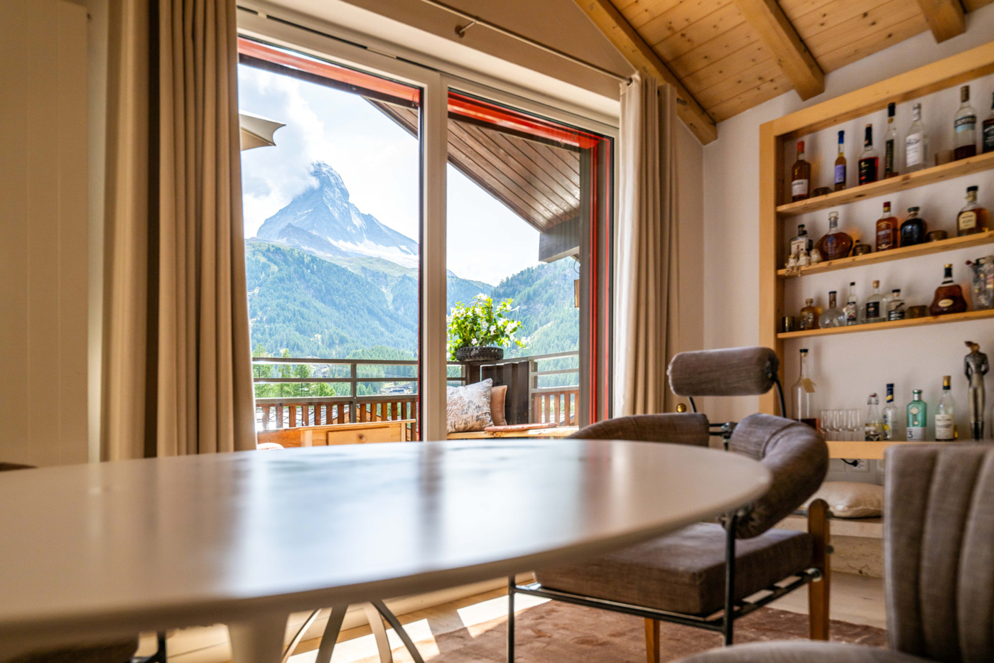 Essbereich mit Bergblick