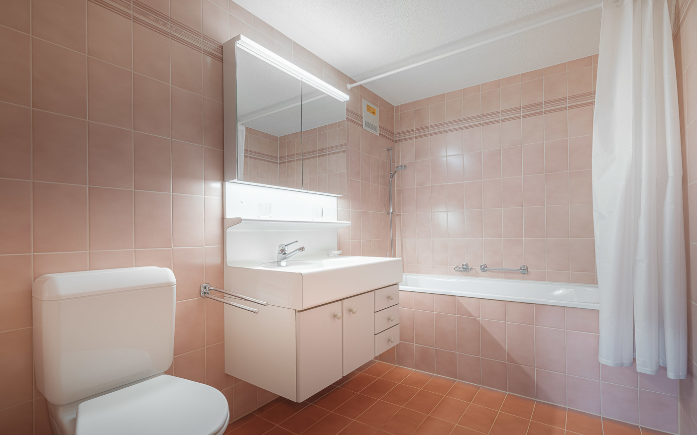 Badezimmer mit rosa Fliesen