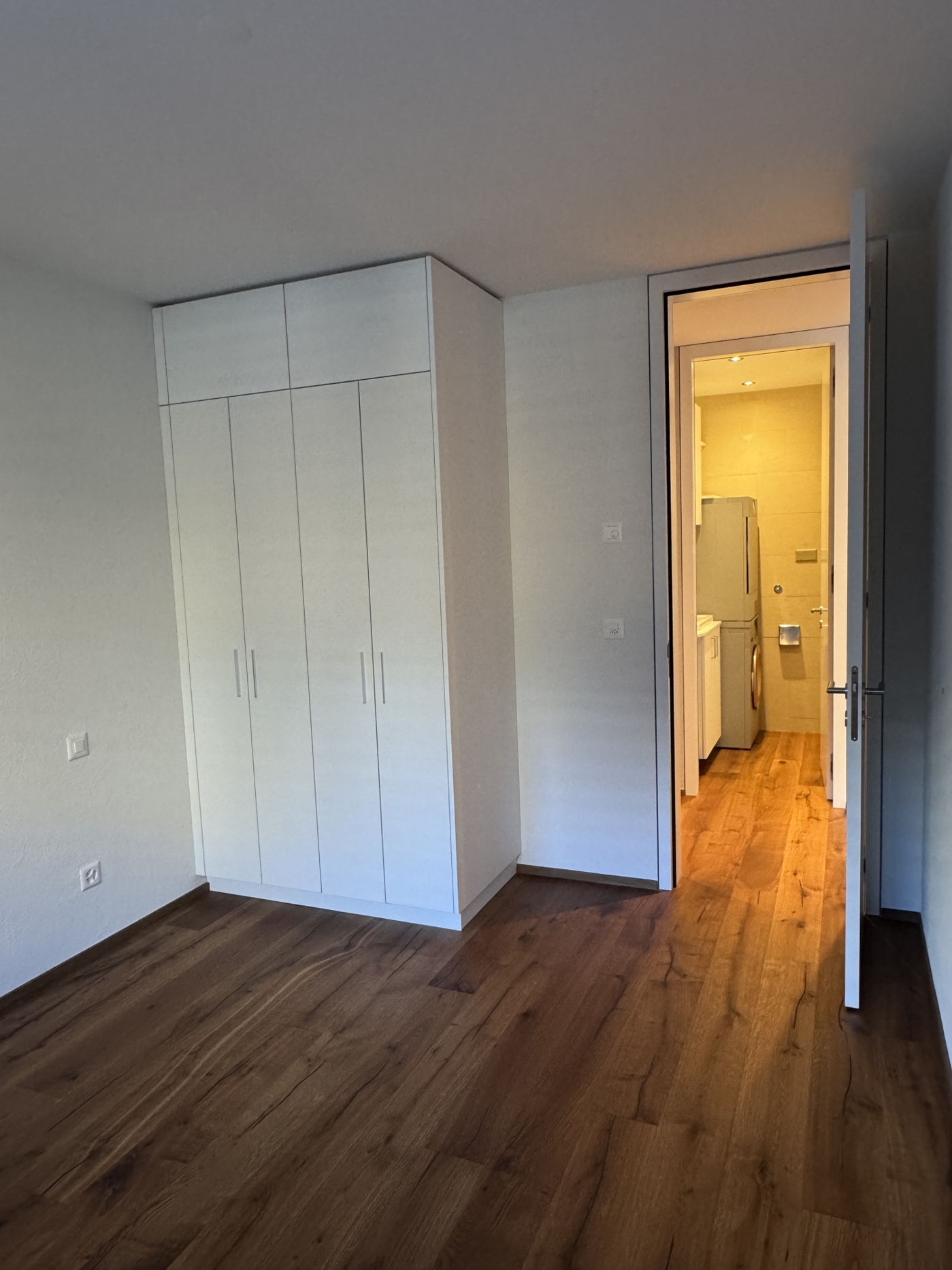 Schlafzimmer mit Einbauschrank und Badzugang