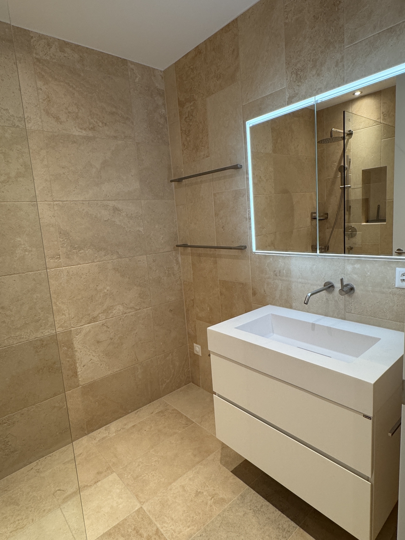 Modernes Bad mit Walk-in-Dusche und beleuchtetem Spiegelschrank