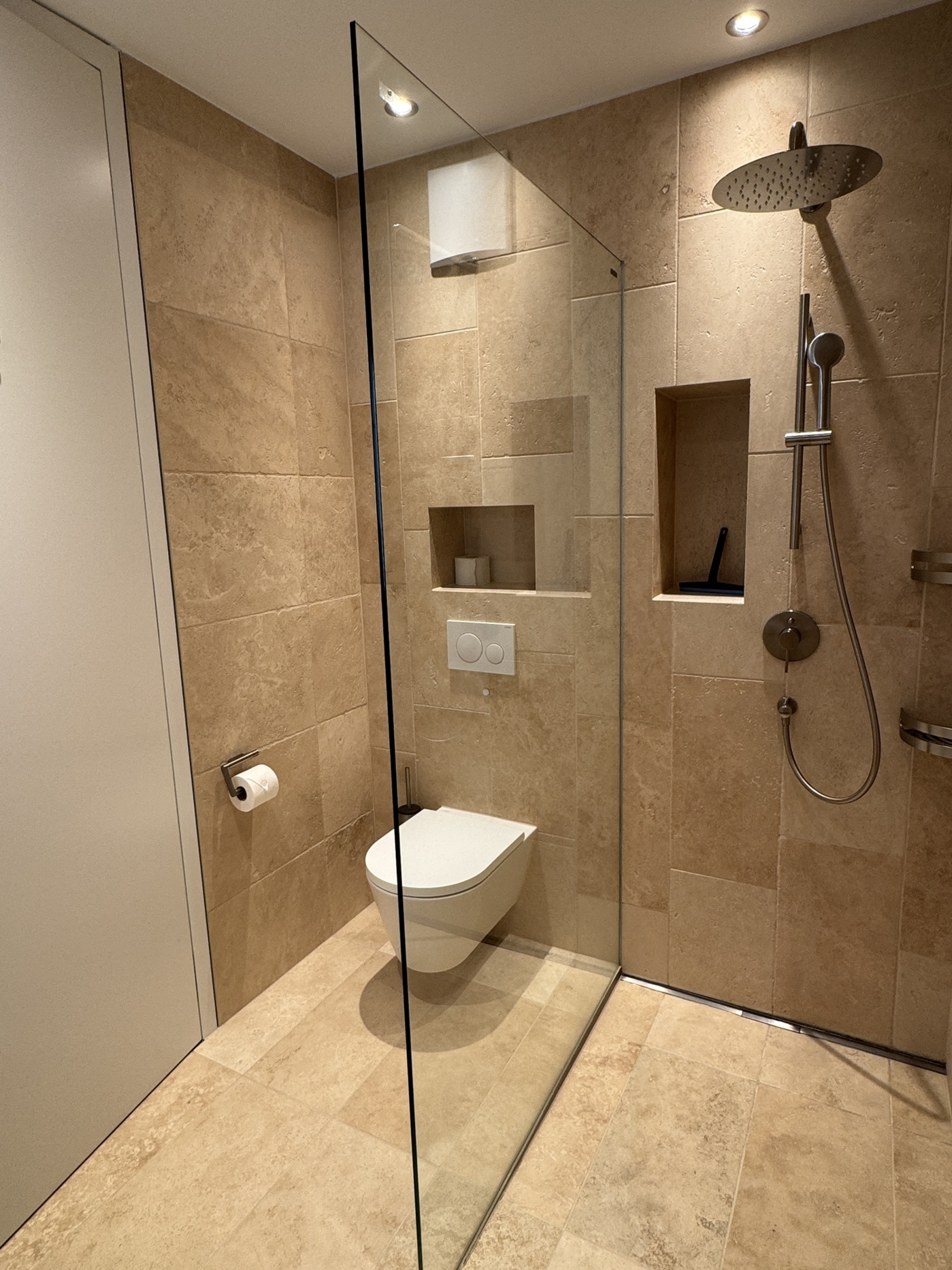 Luxuriöse Duschbad-Ansicht mit WC