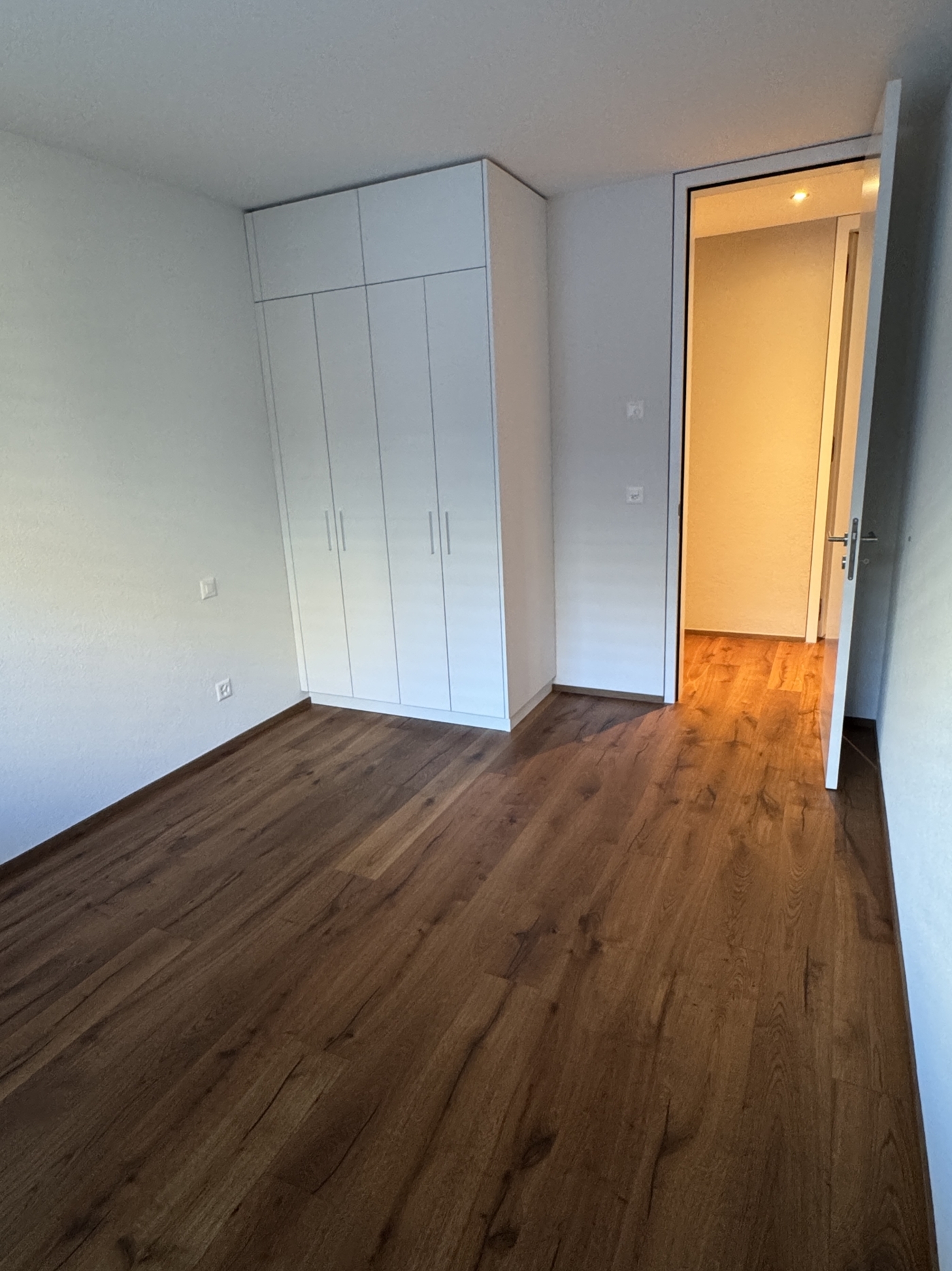 Kleines Schlafzimmer mit Einbauschrank