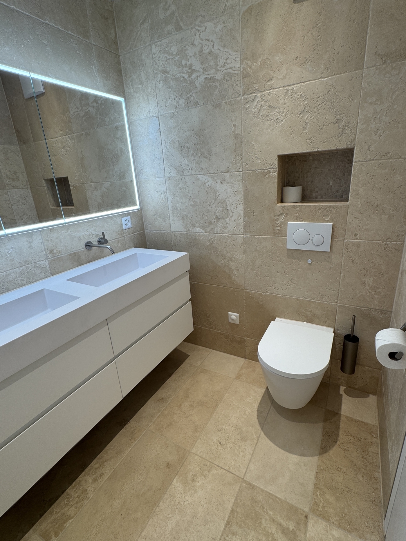 Modernes Badezimmer mit WC und Doppelwaschtisch