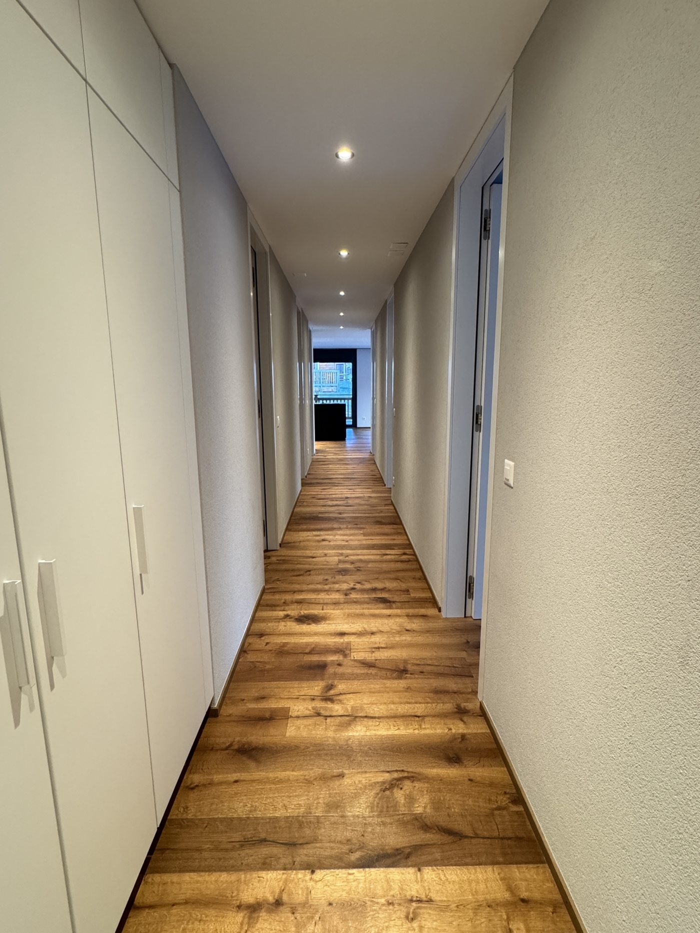 Langer Flur mit Holzoptikboden