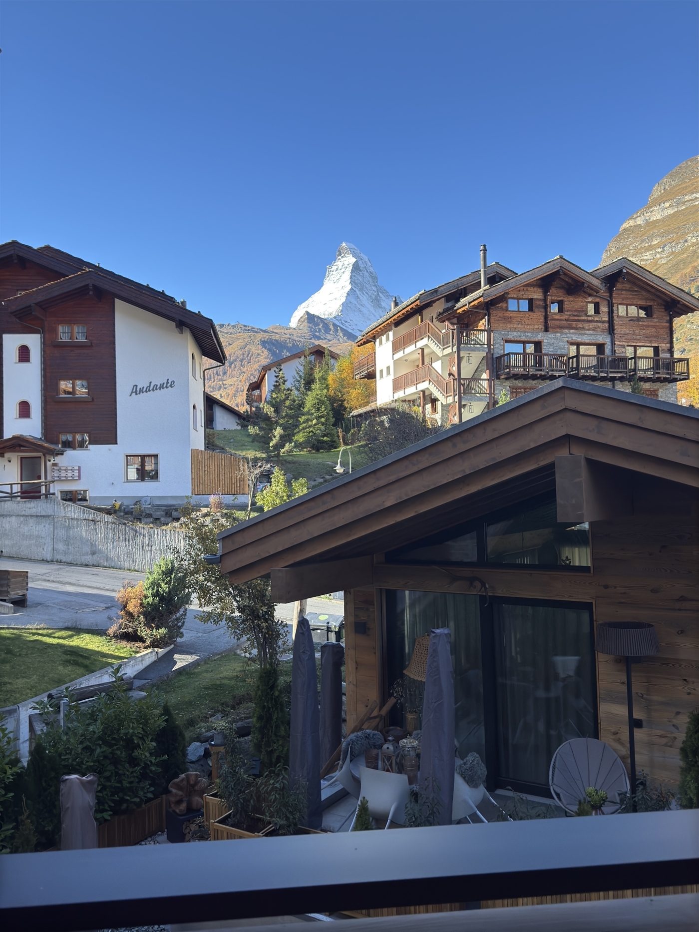 Alpenblick mit Chalet-Bebauung