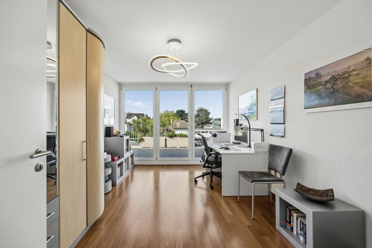 Helles Arbeitszimmer mit Blick ins Freie