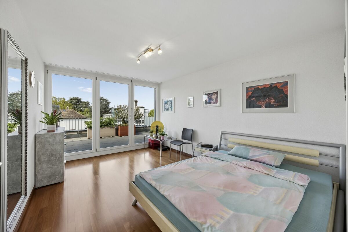 Helles Schlafzimmer mit Balkonzugang
